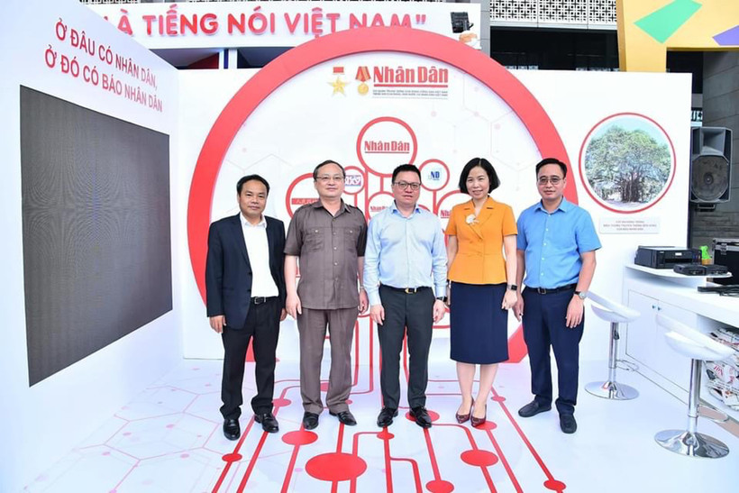 Chủ tịch Hội Nhà báo Việt Nam Lê Quốc Minh cùng các đồng chí lãnh đạo Báo Nhân Dân, Thông tấn xã Việt Nam, Đài Tiếng nói Việt Nam kiểm tra công tác chuẩn bị Hội Báo toàn quốc 2022.