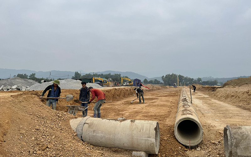 Công nhân Công ty TNHH Xây dựng số 6 khẩn trương thi công mặt bằng khu TĐC số 1 phục vụ dự án Cảng Hàng không Điện Biên.