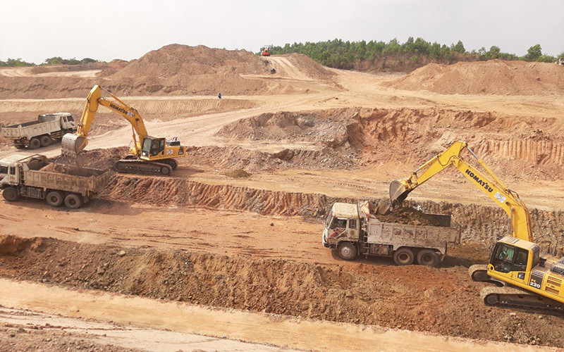 Thi công tuyến cao tốc Phan Thiết – Dầu Giây, đoạn qua địa bàn tỉnh Đồng Nai đang bị ảnh hưởng do thiếu vật liệu san lấp.