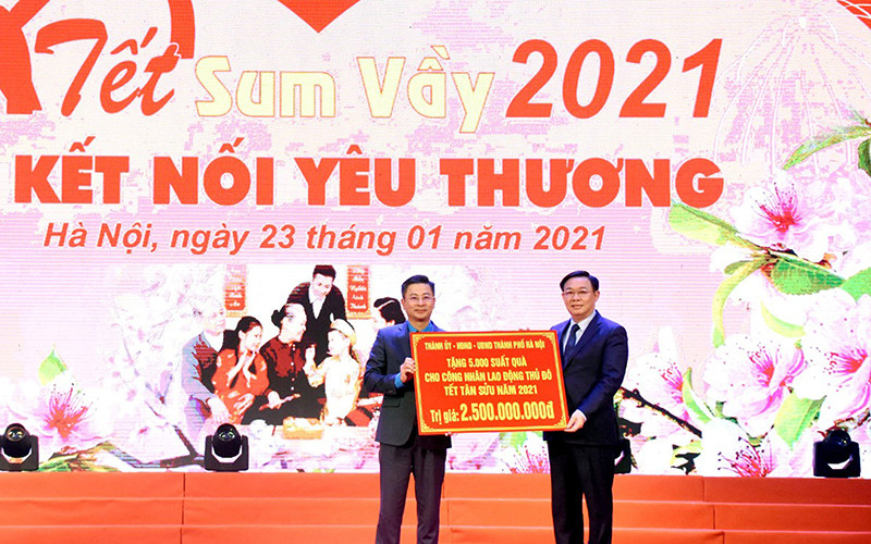 Đồng chí Vương Đình Huệ - Ủy viên Bộ chính trị, Bí thư Thành ủy Hà Nội trao tặng 5.000 suất quà cho công nhân lao động Thủ đô Tết Tân Sửu 2021.