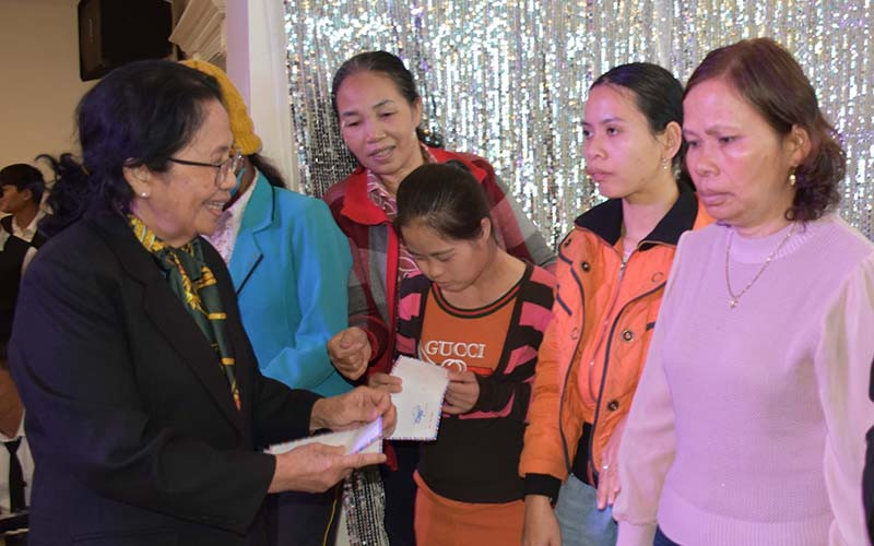 Giáo sư, bác sĩ Nguyễn Thị Ngọc Phượng, Phó Chủ tịch Trung ương Hội nạn nhân chất độc da cam/dioxin Việt Nam tặng quà cho các gia đình. Ảnh: Hà Phương