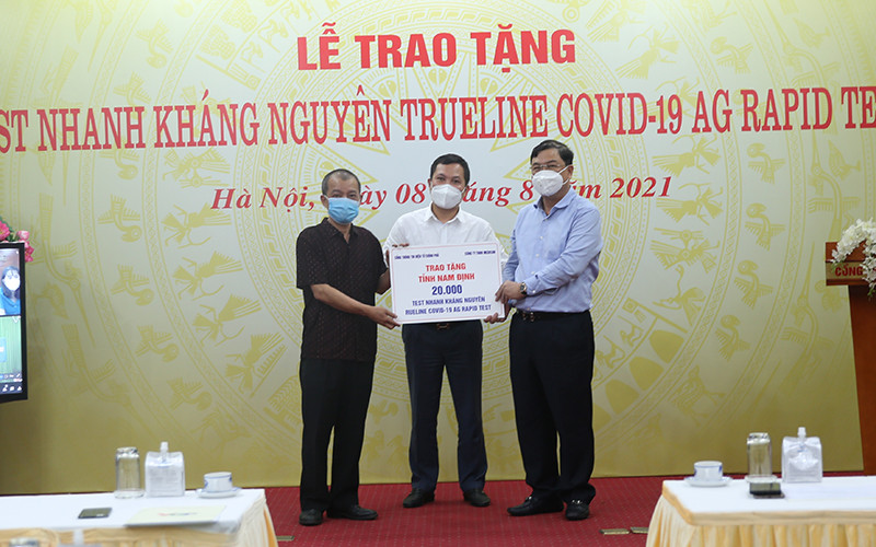 Ông Đào Đình Khôi, Tổng Giám đốc Công ty TNHH Medicon trao tặng 20.000 test nhanh cho tỉnh Nam Định dưới sự chứng kiến của ông Nguyễn Hồng Sâm, Tổng Giám đốc Cổng Thông tin điện tử Chính phủ.