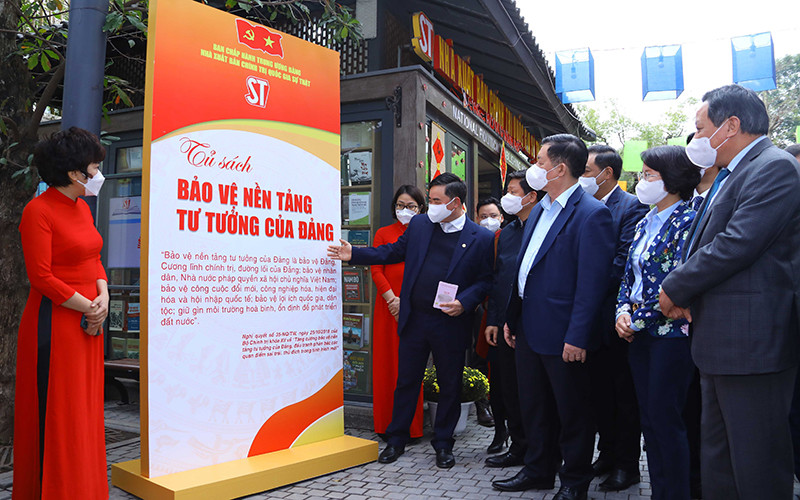 Đồng chí Nguyễn Trọng Nghĩa cùng cán bộ, biên tập viên Nhà xuất bản tham quan Tủ sách "Bảo vệ nền tảng tư tưởng của Đảng" tại Phố sách 19 tháng 12.