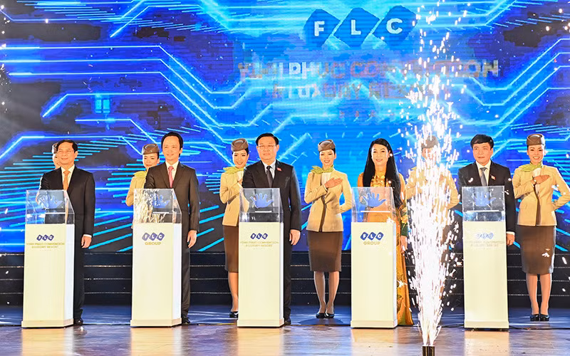 Chủ tịch Quốc hội Vương Đình Huệ cùng các đại biểu thực hiện nghi thức khánh thành Trung tâm hội nghị quốc tế FLC Vĩnh Phúc. (Ảnh: Duy Linh)