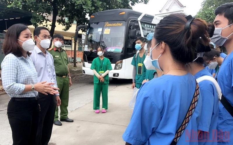 Trưởng Ban Tuyên giáo Tỉnh ủy Bình Dương Trương Thị Bích Hạnh (ngoài cùng bên trái) thăm hỏi, động viên và tặng quà cho lực lượng tuyến đầu phòng, chống dịch tại thị xã Bến Cát.