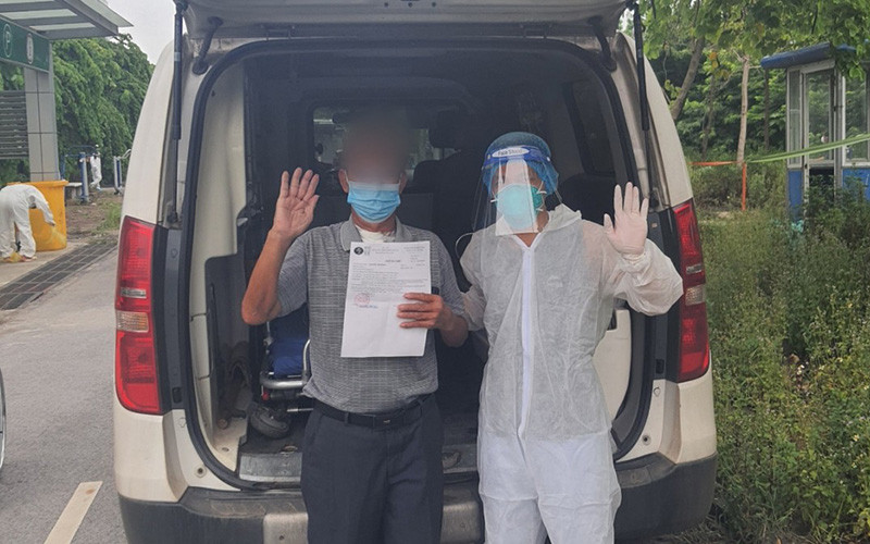 Xe của Bệnh viện Bệnh Nhiệt đới Trung ương đưa bệnh nhân Đ. về quê tại Bắc Giang.