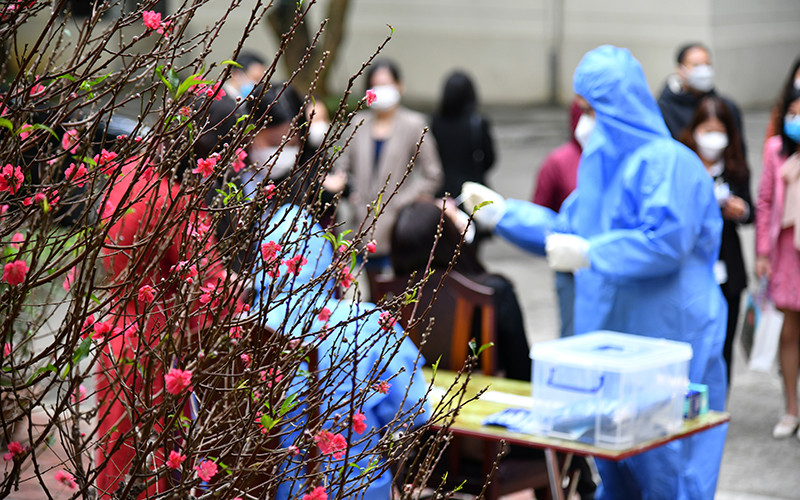 Đội ngũ y, bác sĩ vẫn lặng lẽ làm việc không kể ngày đêm cho một cái Tết an lành. Ảnh: ĐĂNG KHOA