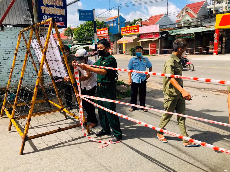 Lực lượng cựu chiến binh được huy động hỗ trợ thực hiện nhiệm vụ tại chốt phong tỏa ở phường Long Bình, TP Biên Hòa.