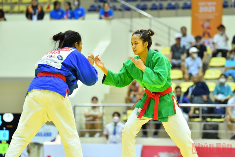 Tô Thị Trang (bên phải) mang về tấm Huy chương Vàng đầu tiên cho Đoàn Thể thao Việt Nam.