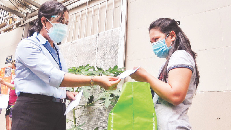 Đại diện các đơn vị trao quà hỗ trợ một người nước ngoài tại TP Thủ Đức.