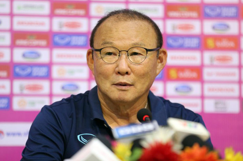 HLV Park Hang-seo trả lời báo giới sau trận giao hữu tối 1/6. (Ảnh: VFF)