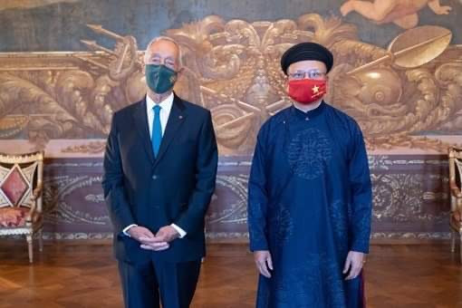 Đại sứ Đinh Toàn Thắng và Tổng thống Bồ Đào Nha Marcelo Rebelo de Sousa.