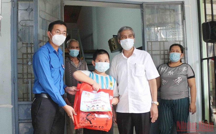 Tặng quà cho thiếu nhi quận Thanh Khê. (Ảnh: THANH TÂM).
