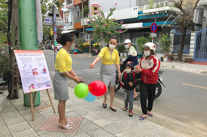 Học sinh Trường mầm non tư thục Hồng Minh đến trường sáng nay sau hơn 8 tháng nghỉ học do dịch bệnh Covid-19.