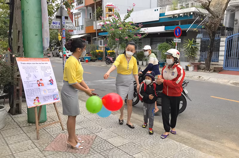 Học sinh Trường mầm non tư thục Hồng Minh đến trường sáng nay sau hơn 8 tháng nghỉ học do dịch bệnh Covid-19.