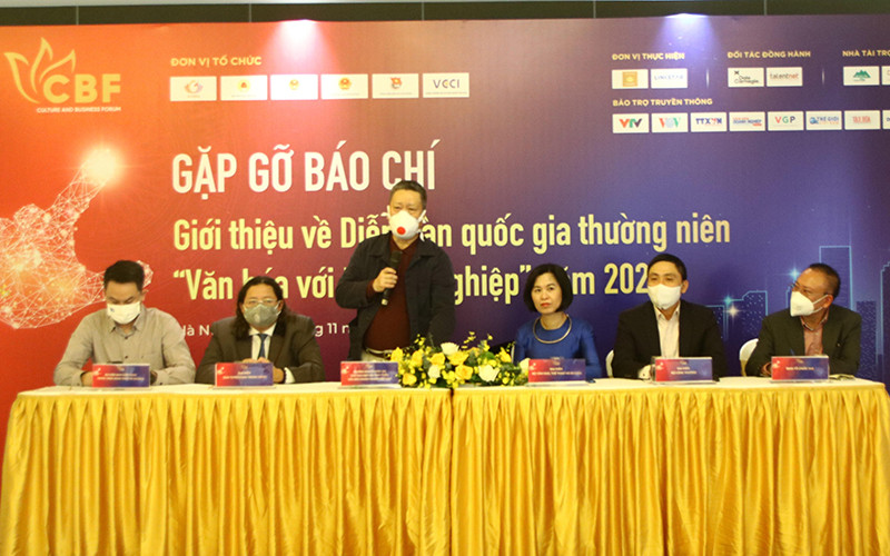 Quang cảnh buổi gặp gỡ báo chí trao đổi thông tin. 