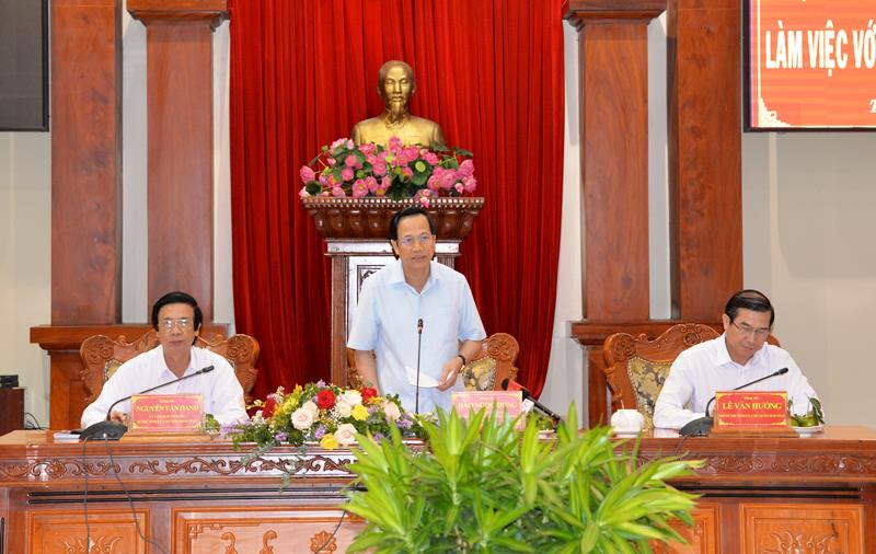 Đồng chí Đào Ngọc Dung phát biểu tại buổi làm việc.  