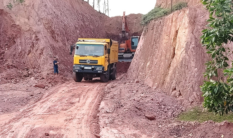 Đồi, núi ở xã Tân Hòa, huyện Phú Bình bị khai thác trái phép làm vật liệu san lấp,