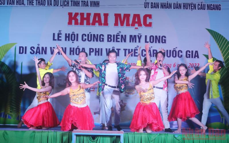 Tiết mục văn nghệ hát, múa về biển tại buổi khai mạc Lễ hội Cúng biển Mỹ Long.