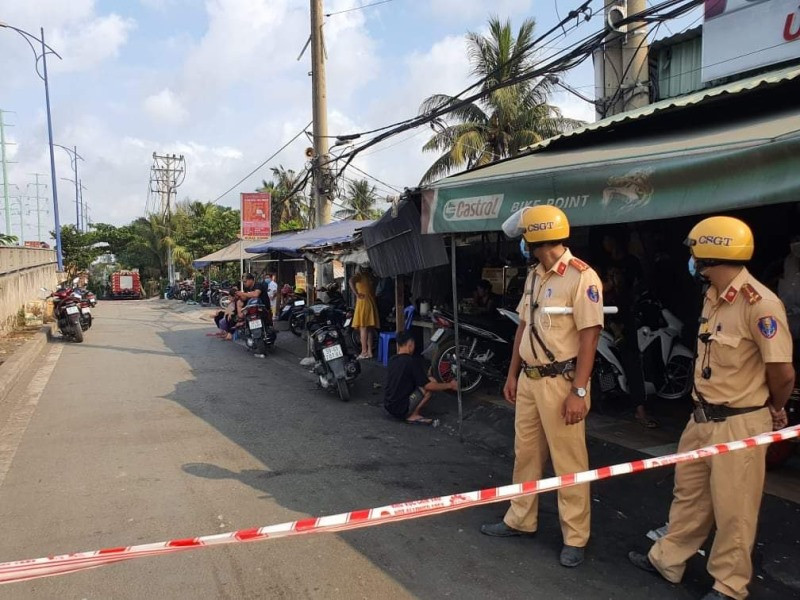 Lực lượng chức năng phong tỏa hiện trường vụ cháy.