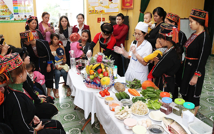 Hướng dẫn người dân xã Hùng Đức, huyện Hàm Yên (Tuyên Quang) cách sử dụng đa dạng và phối hợp nhiều loại thực phẩm trong chế biến bữa ăn.