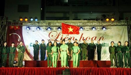 Một tiết mục trong Chương trình liên hoan ca khúc cách mạng của sinh viên Trường đại học Ngoại thương (Hà Nội). Ảnh: ÐỨC