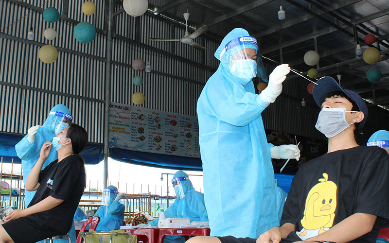 Xét nghiệm diện rộng tách F0 trên địa bàn TP Thuận An, tỉnh Bình Dương.