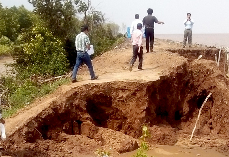Một đoạn đê biển Vĩnh Châu (Sóc Trăng) bị sạt lở nghiêm trọng.