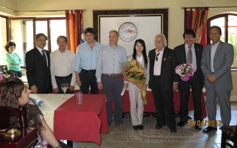 Anh hùng Kostas Sarantidis Nguyễn Văn Lập và Ban Chấp hành Hội Hữu nghị Việt Nam - Hy Lạp sau khi được kiện toàn. Ông Lập giữ vị trí Chủ tịch danh dự Hội. (Ảnh do đồng chí Vũ Bình, nguyên Đại sứ Việt Nam tại Hy Lạp, cung cấp)