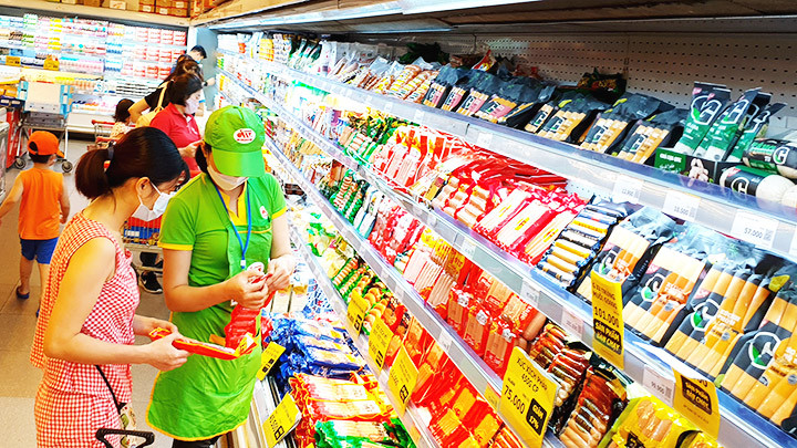 Cần bình ổn giá các mặt hàng thiết yếu để giảm bớt gánh nặng cho người dân. Ảnh: HẢI NAM