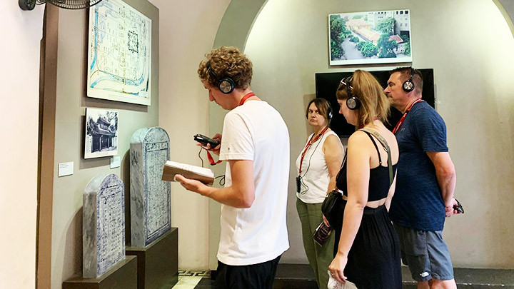 Công nghệ truyền tải nội dung qua tai nghe ở Hỏa Lò thu hút được sự chú ý của du khách.