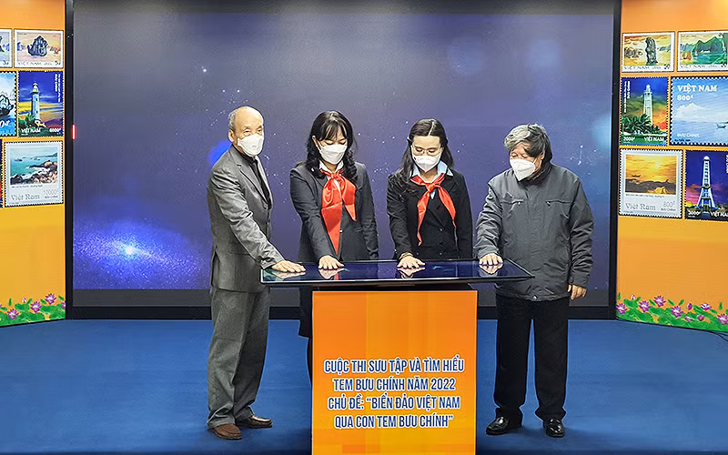 Các đồng chí đại diện Ban tổ chức, Ban Giám khảo thực hiện nghi thức phát động trực tuyến cuộc thi.