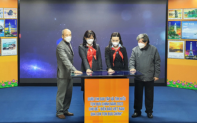 Các đồng chí đại diện Ban tổ chức, Ban Giám khảo thực hiện nghi thức phát động trực tuyến cuộc thi.