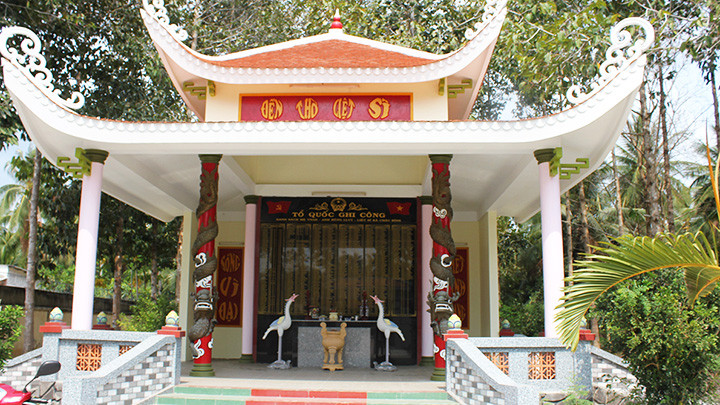 Mẹ Đấu đóng góp 150 triệu đồng để trùng tu Đền thờ liệt sĩ xã Châu Bình.