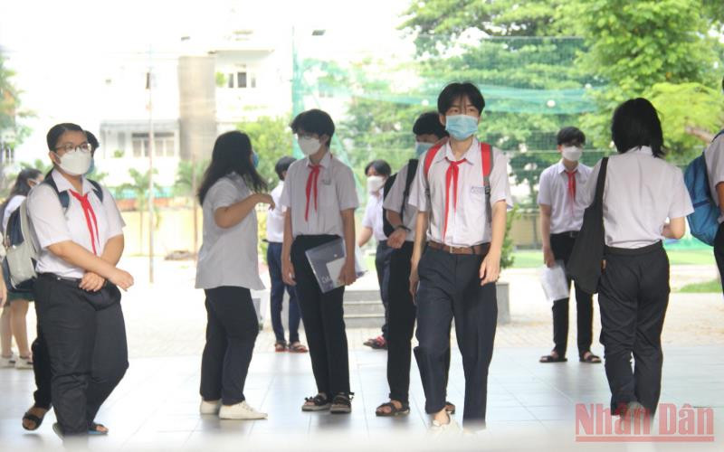 Các thí sinh đến điểm thi tại Trường THPT Phan Châu Trinh từ rất sớm.