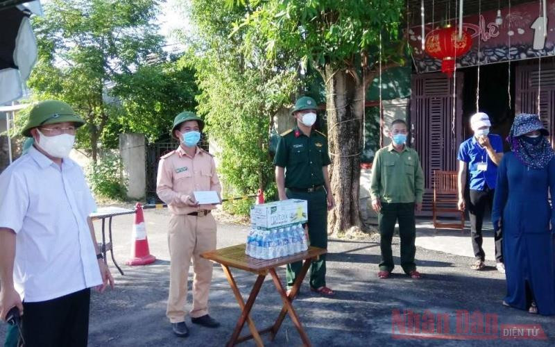 Thương binh Dương Đình Cúc ( đứng giữa) cùng lực lượng liên ngành trực chốt khu vực phong tỏa.