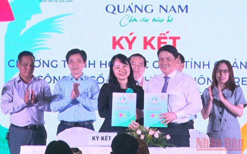 Ký kết thỏa thuận hợp tác hỗ hợ kích cầu du lịch.