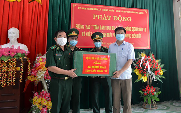 Thiếu tướng Phùng Quốc Tuấn trao khẩu trang y tế tặng UBND xã Thống Nhất.