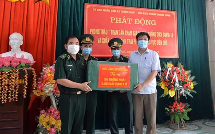 Thiếu tướng Phùng Quốc Tuấn trao khẩu trang y tế tặng UBND xã Thống Nhất.