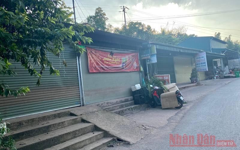 Các cửa hàng tạp hóa ở trung tâm xã Si Pa Phìn đều đóng cửa để phòng dịch.