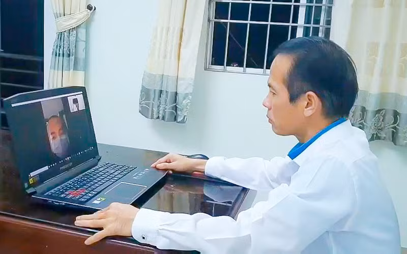Thầy Lê Quốc Trung nhắn tin trao đổi với học trò.