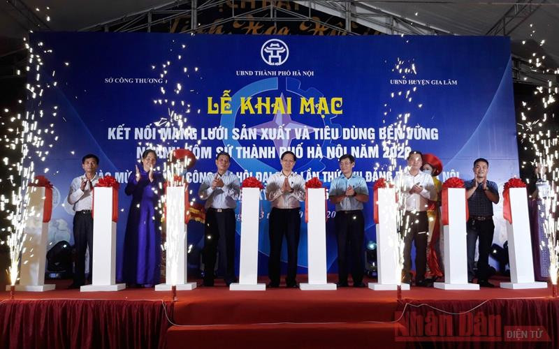 Cắt băng khai mạc chương trình.