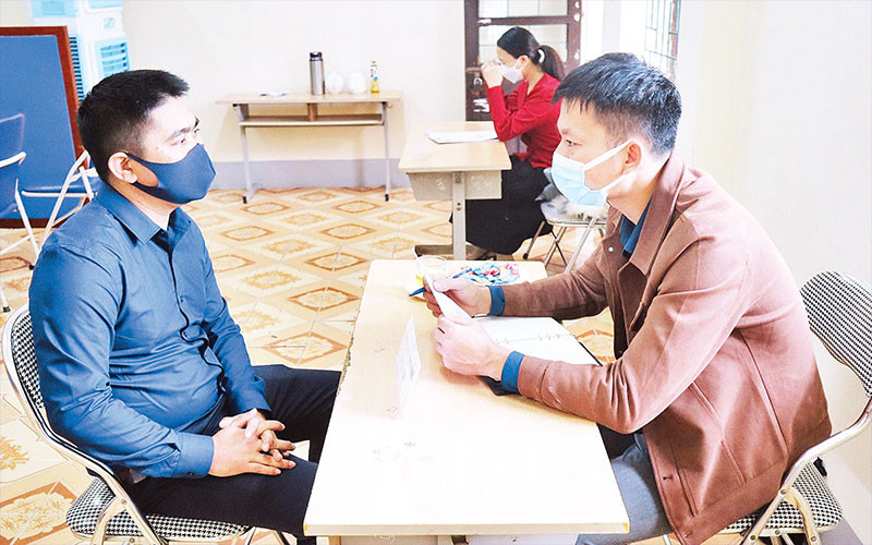 Người lao động tìm hiểu thông tin, nhu cầu tuyển dụng của các nước tại sàn giao dịch việc làm (Trung tâm Giới thiệu việc làm Hà Tĩnh). 