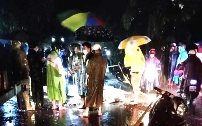 Ngay sau khi vụ tai nạn xảy ra, các cơ quan chức năng huyện Krông Ana có mặt kịp thời xử lý hiện trường vụ tai nạn.