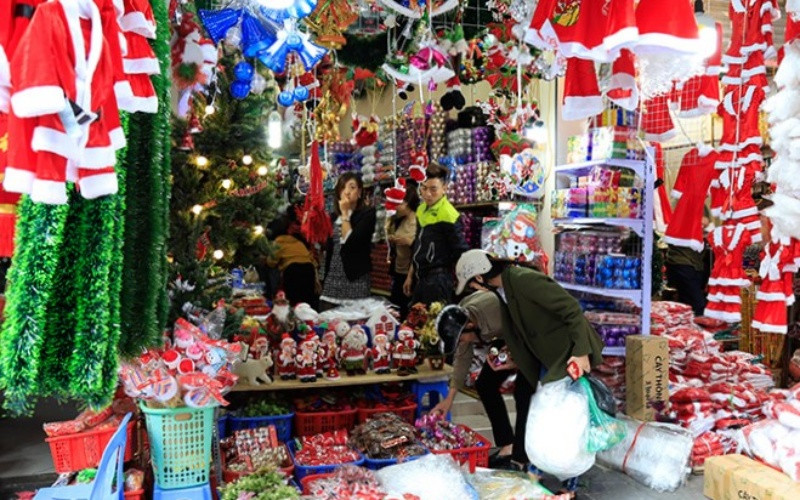 Người tiêu dùng lựa chọn đồ trang trí Giáng sinh.