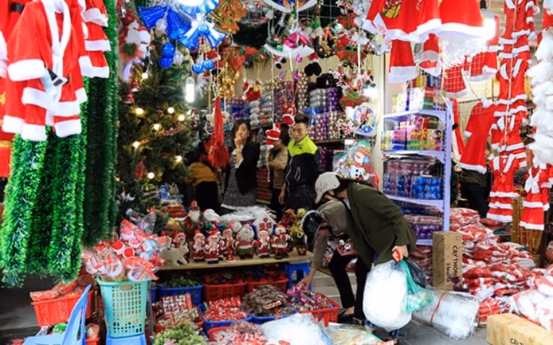 Người tiêu dùng lựa chọn đồ trang trí Giáng sinh.