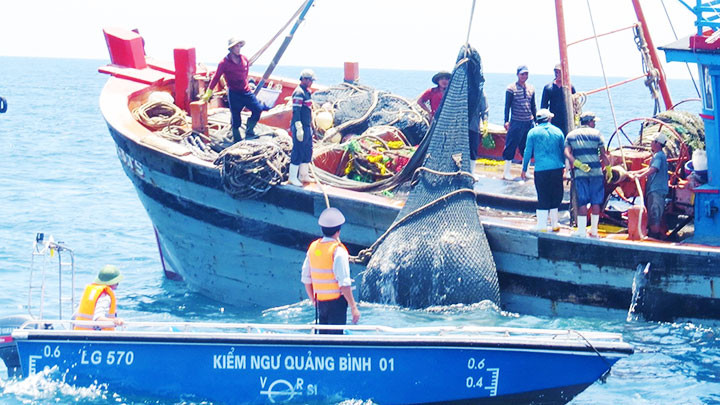 Nhiều ngư dân không mặc áo phao khi đánh bắt cá trên biển.