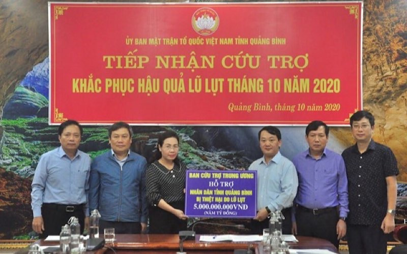 Phó Chủ tịch - Tổng Thư ký UBTƯ MTTQ Việt Nam Hầu A Lềnh, Trưởng ban Cứu trợ T.Ư trao số tiền 5 tỷ đồng hỗ trợ người dân tỉnh Quảng Bình bị thiệt hại do lũ lụt. (Ảnh: daidoanket.vn)
