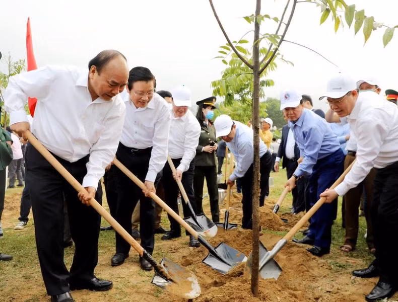  Thủ tướng cùng các đại biểu trồng cây ở Khu di tích lịch sử quốc gia Truông Bồn.