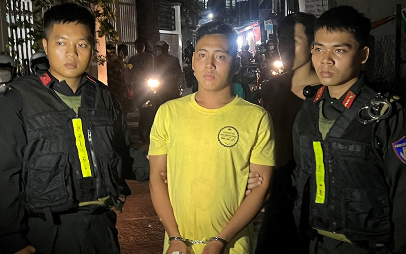 Lực lượng Công an bắt khẩn cấp đối tượng Nguyễn Hữu Tịnh.